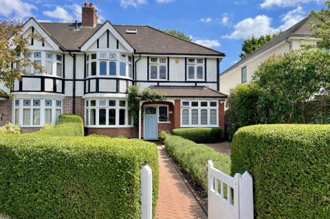 Meadow Road, Esher - EAID:MatthewPierce, BID:Matthew Pierce